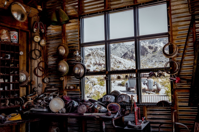 cordonnerie-FREJUS-min_shop_window_part_junk_abandoned-138873